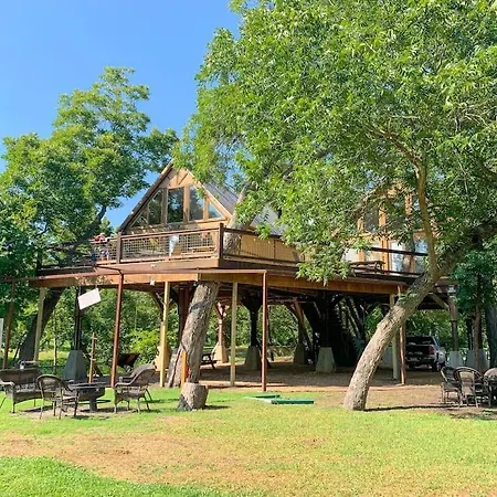 Villa Laughing Water Treehouse